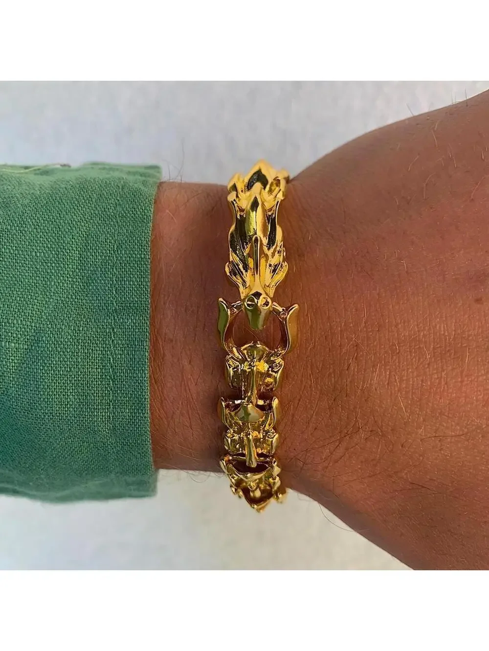 Grunge y2k style Gold dragon scale head bracelet. Comes new. 8 inches length